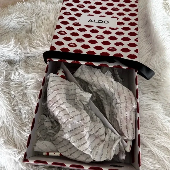 Aldo Red Lips Patterned Heels size 9, run 8.5 - Picture 7 of 7